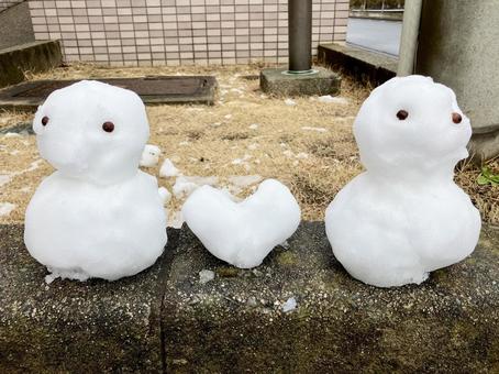 2つ並んだ雪だるまとハート 2つ並んだ雪だるまとハート 冬,winter,雪の写真素材
