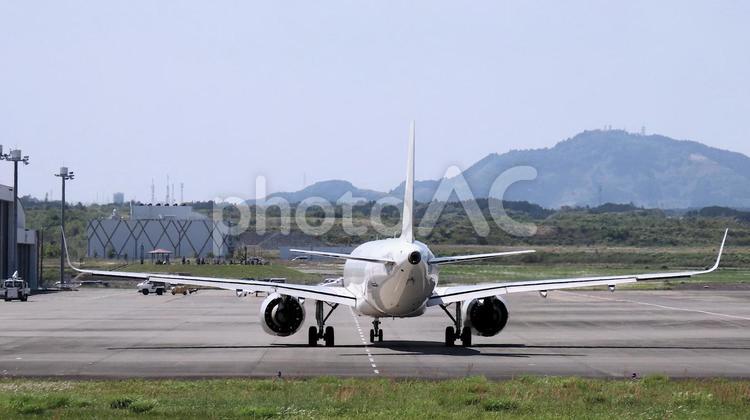 静岡空港エプロンに待機する国際線旅客機 飛行機,旅客機,富士山静岡空港の写真素材