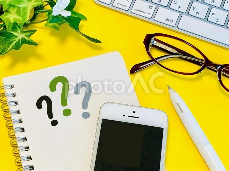 はてなマークとスマホ・眼鏡・PC 質問,疑問,スマホの写真素材