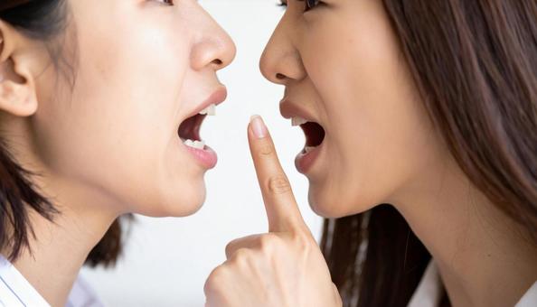 言い争いする女性 言い争いする女性の写真