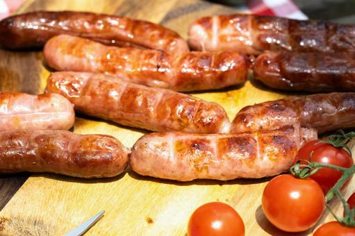 焼き目のついたソーセージとミニトマトのアップ ソーセージ,焼き目,焦げ目の写真素材