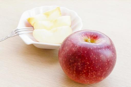 カットりんごと丸ごとりんご　フルーツ りんご,カット,皿の写真素材