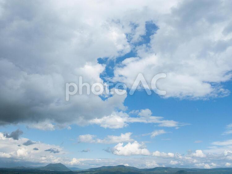 どんよりとした雲と草原 どんよりとした,雲,草原の写真素材