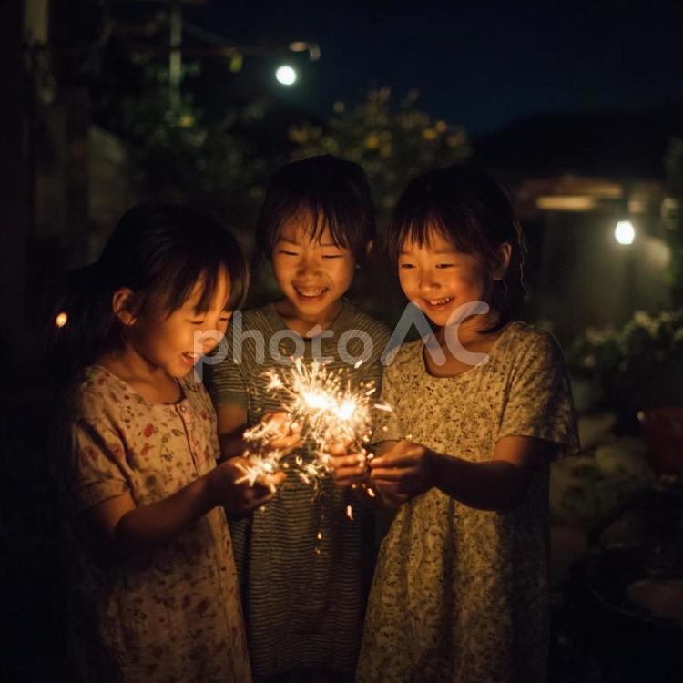 笑顔の子供たちと手持ち花火の夏の情景 子供,花火,夏の写真素材