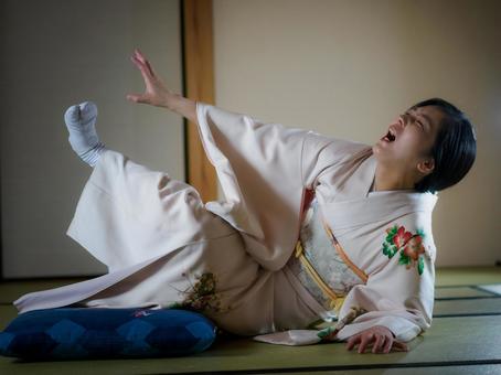 33:足が痺れた着物の女性 33:足が痺れた着物の女性 着物,足,痺れるの写真素材