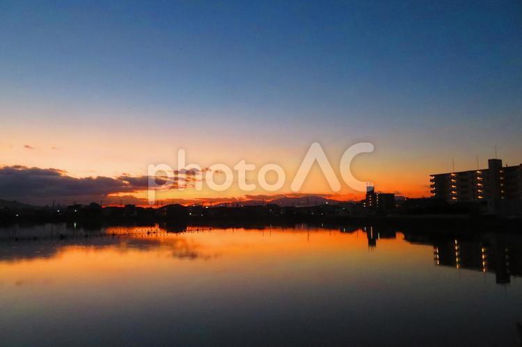 １０月下旬の大池からの朝焼け 背景,朝焼け,たそがれの写真素材
