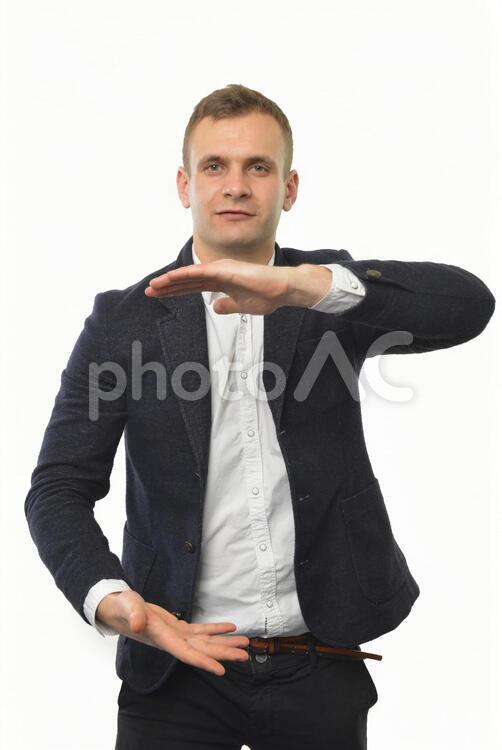 手で囲みを作る外国人男性 男性,腕,白バックの写真素材