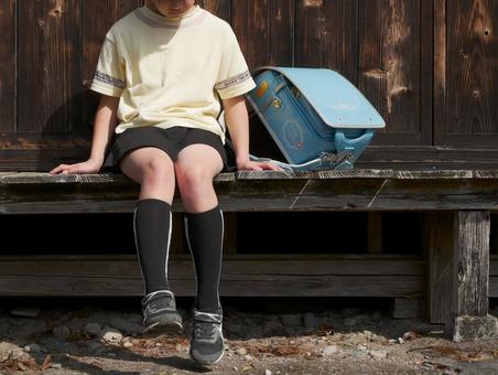 悩む子供 悩む子供 孤独,不登校,いじめの写真素材