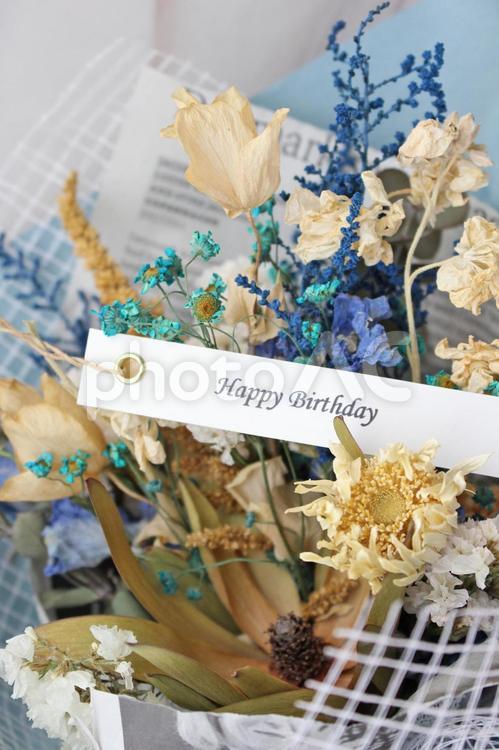キレイなブルーの花束を誕生日にプレゼント 誕生日,happybirthday,プレゼントの写真素材