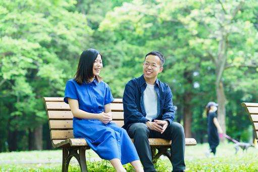 공원 벤치에서 웃는 젊은 부부, 커플, 산책, 연인, JPG