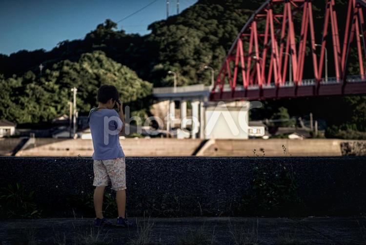 R＜素材＞観光地でアーチ橋を撮る男の子 子供,橋,写真の写真素材