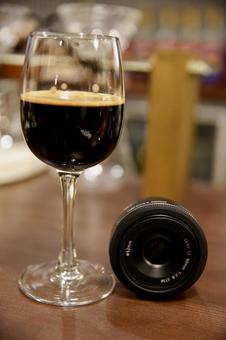 カメラのレンズとワイングラスの黒ビール 黒ビール,ワイングラス,グラスの写真素材