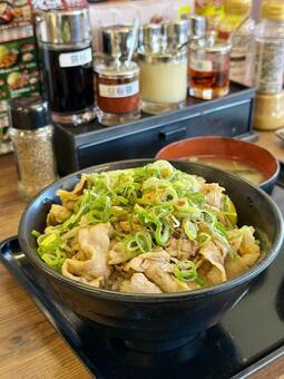 ネギ盛り豚丼 ポーク,トッピング,スタミナ丼の写真素材