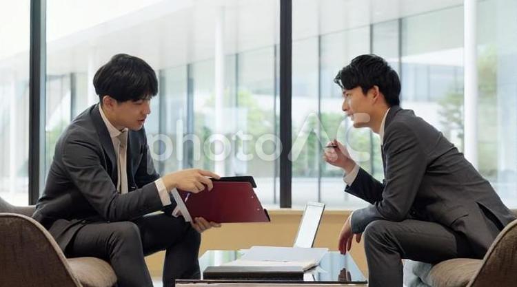 打ち合わせで言い争うビジネスマン ビジネスマン,打ち合わせ,言い争うの写真素材