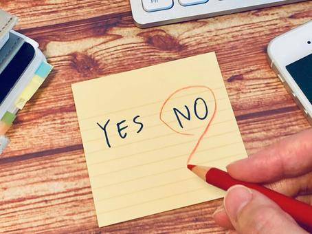 ノーに赤丸をつける手元 ノーに赤丸をつける手元 ノー,いいえ,反対の写真素材