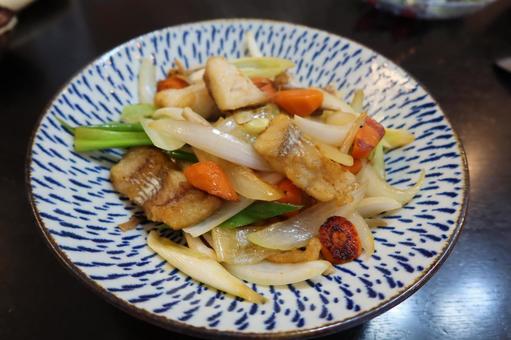 白身魚のトマト酢炒め(引き撮影) 白身魚のトマト酢炒め(引き撮影) 鱈,タラ,トマト酢の写真素材