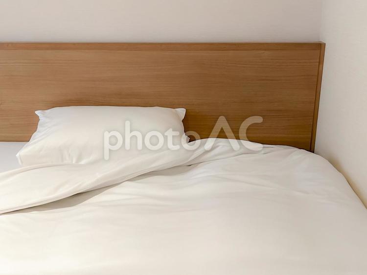 白い清潔な寝具がかかった木製ヘッド ベッド,寝具,枕の写真素材