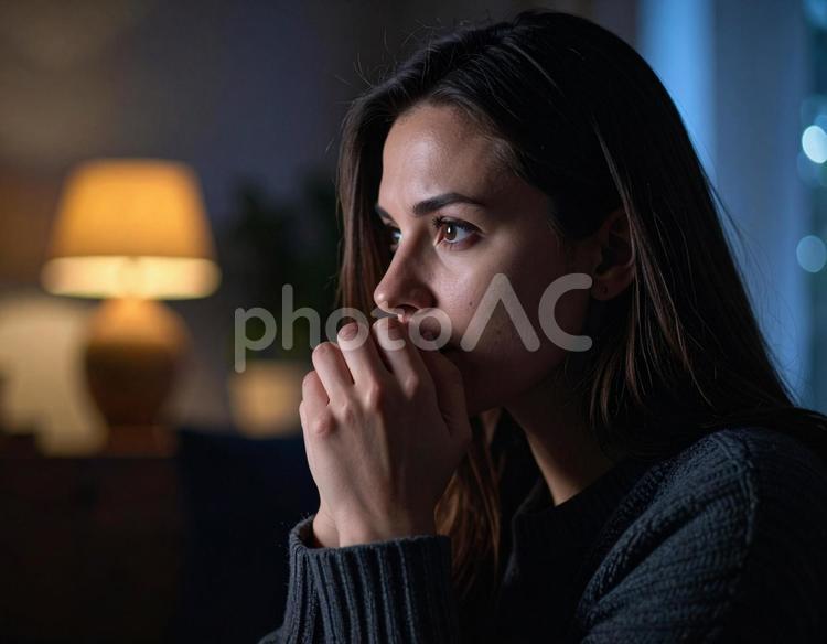不安げに考え込む女性の表情 女性,不安,心配の写真素材