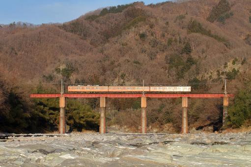 秩父鉄道、荒川を渡るオレンジの1000系 秩父鉄道、荒川を渡るオレンジの1000系 秩父鉄道,秩鉄,鉄橋の写真素材