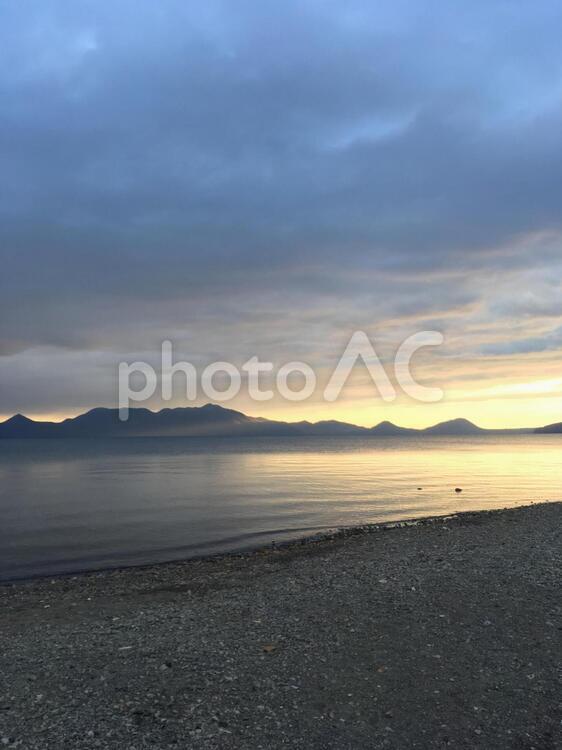 夕暮れの湖 湖,夕暮れ,キャンプの写真素材
