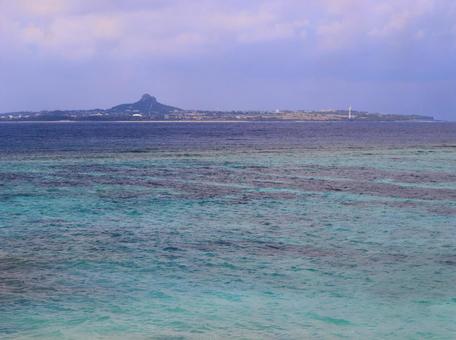遠くの伊江島 遠くの伊江島 海,おだやか,青い海の写真素材