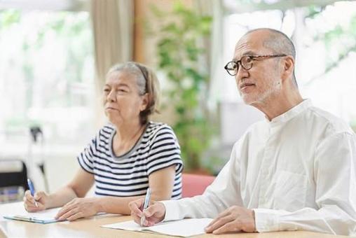 Elderly couple attending an inheritance seminar, пожилые люди, наследование, семинар, JPG