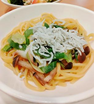 しらすときのこの和風パスタ2 しらすときのこの和風パスタ2 和風パスタ,しらす,きのこの写真素材