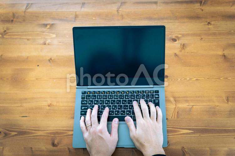 在宅ワークをする男性の手元　タイピング　 在宅ワーク,ノートパソコン,リモートの写真素材