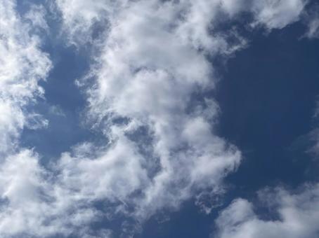 空空に雲 空空に雲の写真