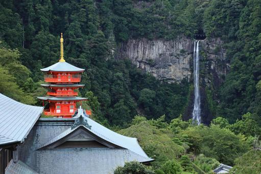 那智山青岸渡寺と那智の滝 那智山青岸渡寺と那智の滝の写真
