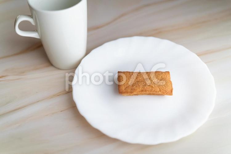白皿に焼き菓子ひとつ④ 焼き菓子,スイーツ,白皿の写真素材