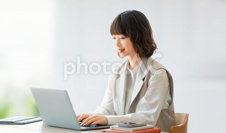 パソコンを使う女性・ビジネスウーマン 女性,ビジネス,パソコンの写真素材