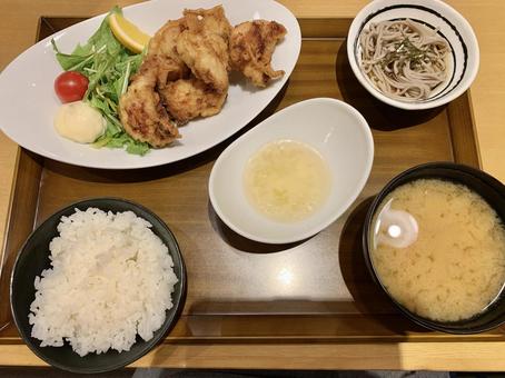 唐揚げと蕎麦の和定食 唐揚げと蕎麦の和定食 食べ物,定食,ランチの写真素材