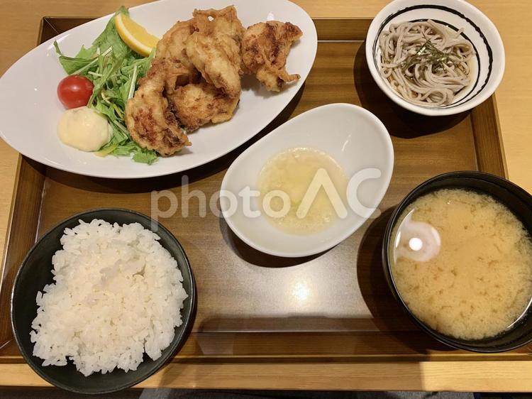 唐揚げと蕎麦の和定食 食べ物,定食,ランチの写真素材