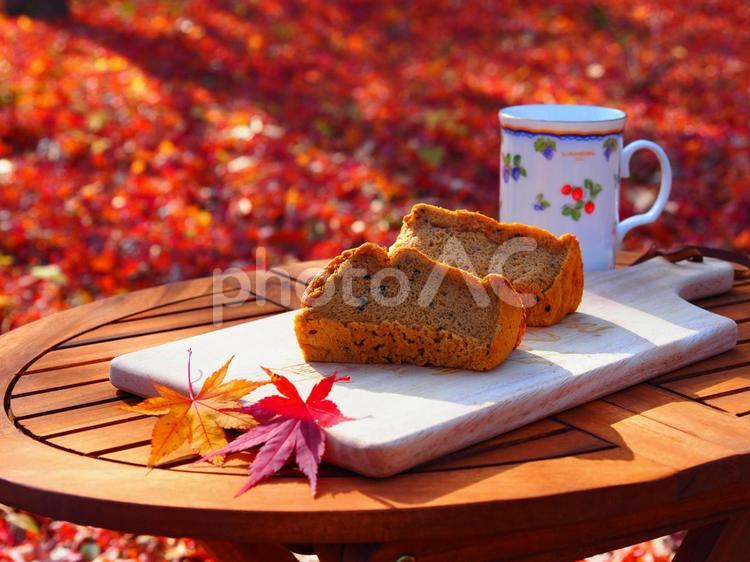 秋色に包まれるスイートポテトシフォン さつまいも,シフォンケーキ,秋の写真素材