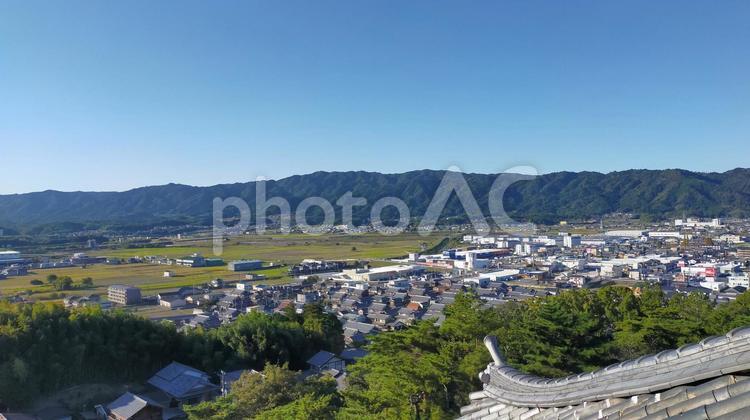お城から見下ろす城下町の風景 城下町,青空,屋根の写真素材