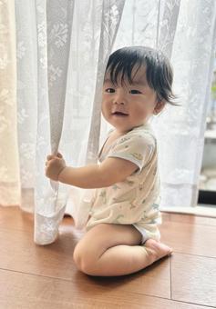 カーテンで遊ぶ赤ちゃん お座り カーテンで遊ぶ赤ちゃん お座り 赤ちゃん,リトミック,カーテンの写真素材