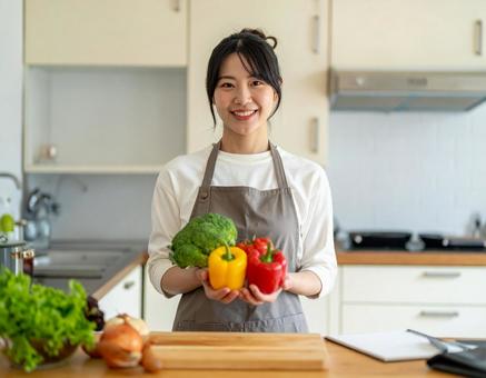 料理する女性 料理する女性の写真
