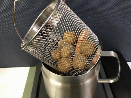 肉団子の巣揚げをバスケットで油を切る 肉団子の巣揚げをバスケットで油を切る フライ,油,フライヤーの写真素材