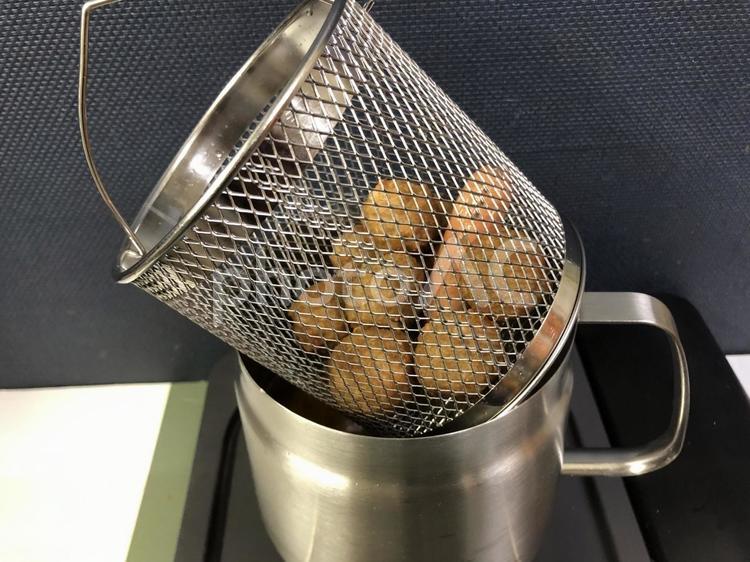 肉団子の巣揚げをバスケットで油を切る フライ,油,フライヤーの写真素材