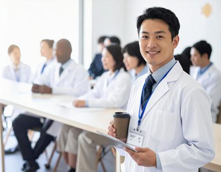 学会に出席する白衣の男性 学会に出席する白衣の男性の写真