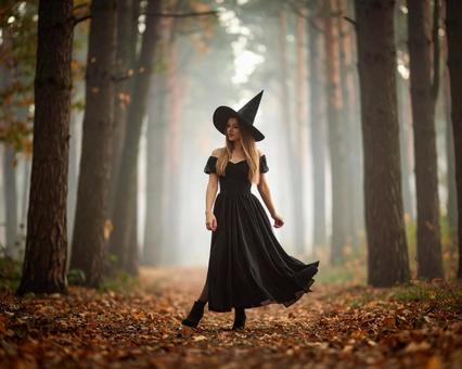 森を歩く魔女の写真