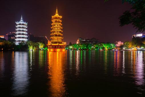 中国桂林・日月双塔の夜景 中国桂林・日月双塔の夜景の写真