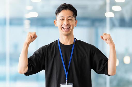 ガッツポーズをする男性ビジネスマン ガッツポーズをする男性ビジネスマン 男性,ガッツポーズ,喜ぶの写真素材