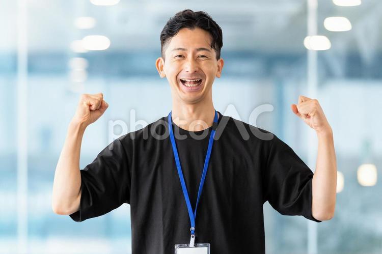 ガッツポーズをする男性ビジネスマン 男性,ガッツポーズ,喜ぶの写真素材