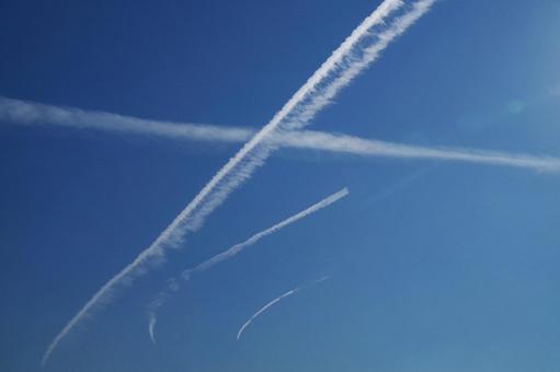 飛行機雲 飛行機雲 飛行機雲,空,雲の写真素材