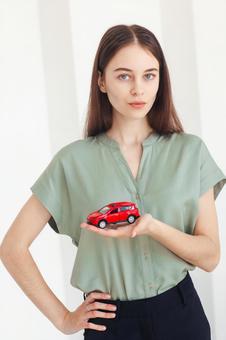 赤い車を持つ女性 保険業,事務職,接客業の写真素材