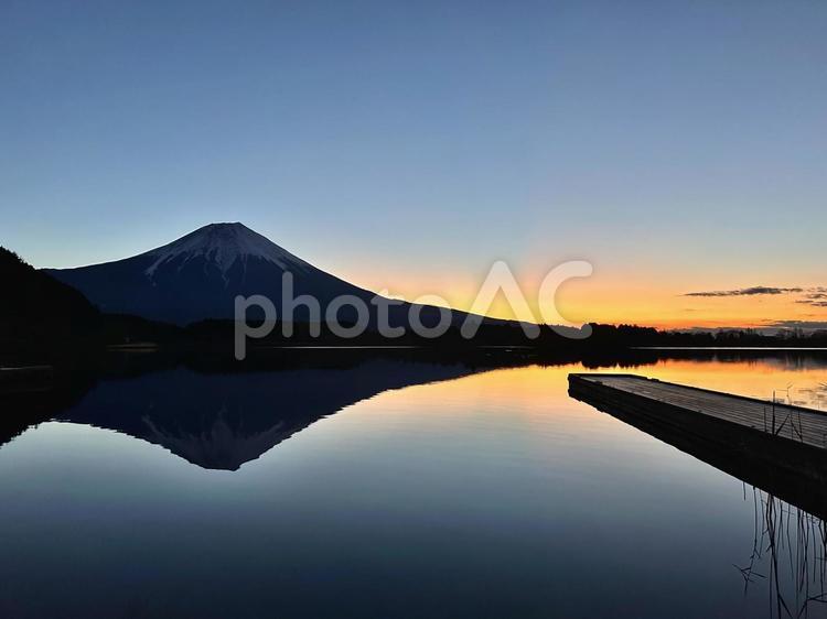 6時23分の田貫湖と富士山 富士山,田貫湖,自然の写真素材