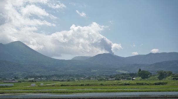 宮崎県と鹿児島県にまたがる霧島連山 宮崎県と鹿児島県にまたがる霧島連山の写真