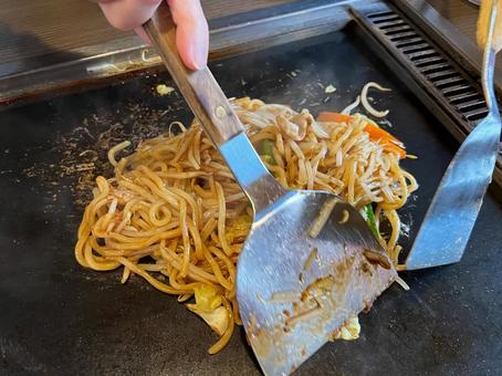 焼きそばをつくっているところ 焼きそばをつくっているところ 焼きそば,鉄板焼き,日本食の写真素材